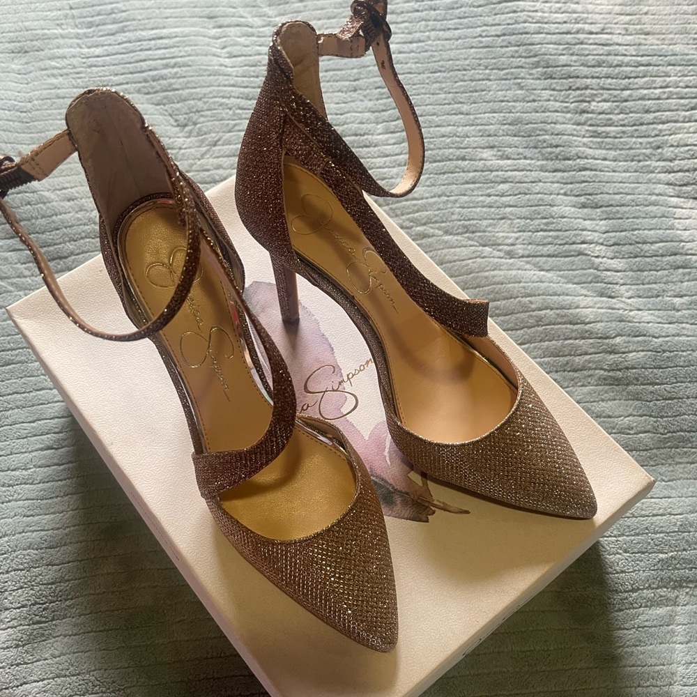 Gold sparkle cute heel! Great for the Holidays!